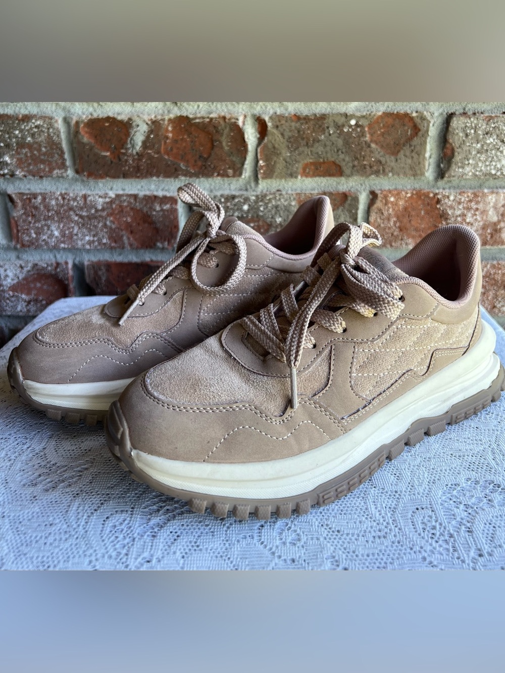 Malibu Blowfish Luna Sneaker - Taupe
Micro Suede - size 7